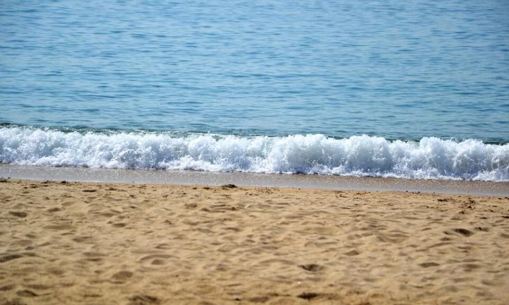 Μεταδίδεται ο κορονοϊός από την άμμο και τη θάλασσα;